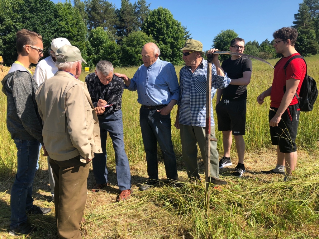 Dalībnieki, pirms doties uz starta, izlasa sacensību noteikumus un pārrunā norises gaitu.
Autors: Sanita Kitajeva