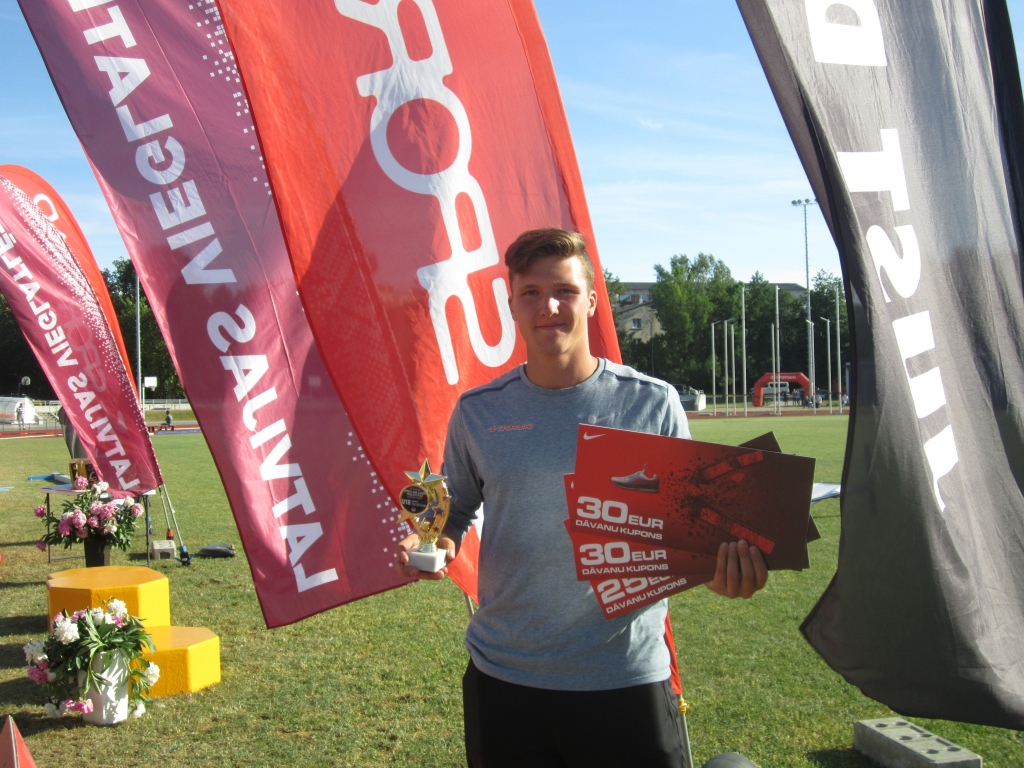Medaļu magnēts. Aizkrauklietis Oļegs Kozjakovs “Sportland” kausa ceturtā posma sacensībās trīs reizes kāpa uz goda pjedestāla.
Autors: V. Veļčinska foto