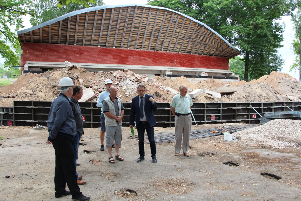 ESTRĀDES ĒKA KATASTROFĀLĀ SITUĀCIJĀ. Kokneses novada domes vadība, deputāti, būvnieki un eksperti klātienē pārliecinās par būvdarbu laikā atklātajām problēmām.
Autors: Anita Šmite