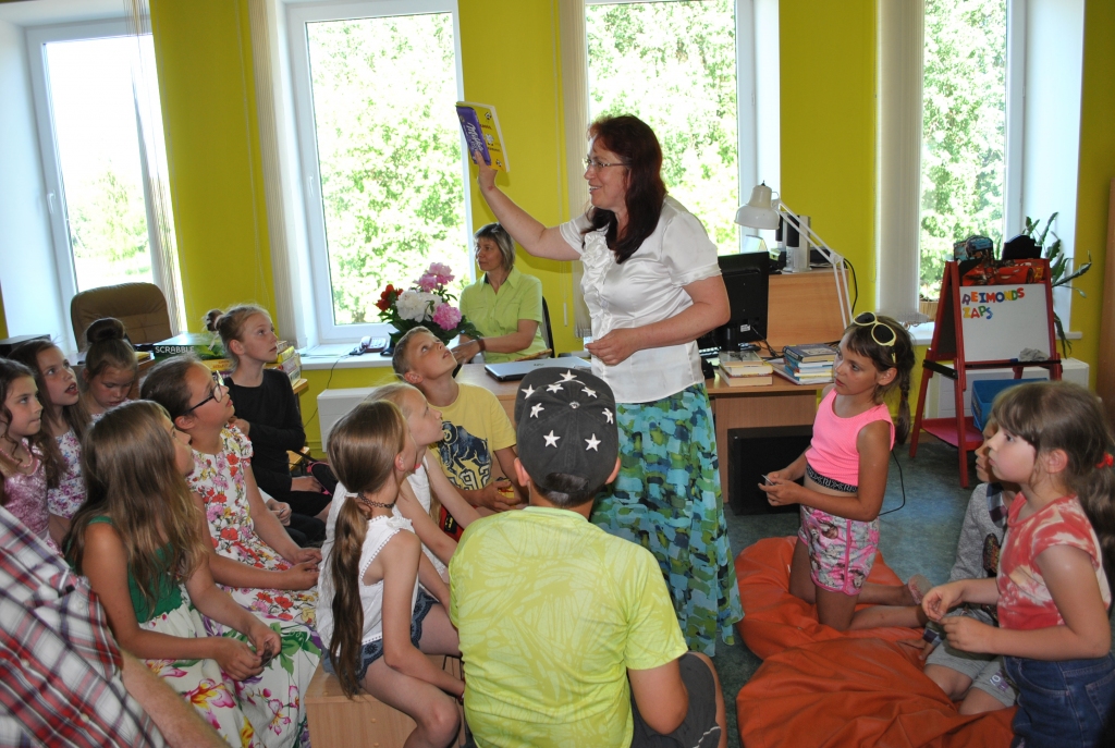 SVĒTKI VISIEM, un tos bibliotēkas darbinieces un lasītāji aizvadīja kopā.
Autors: Sandra Pumpure