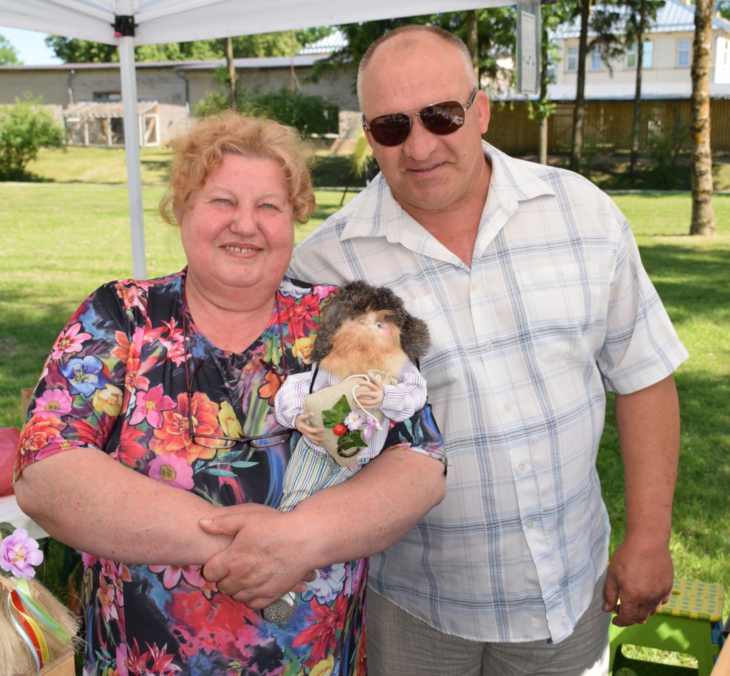 DĀVANA JAUNAJAM PĀRIM. Leļļu meistare Taisa Briška ar vīru Gunāru un kāzu dāvanu jaunajam pārim.