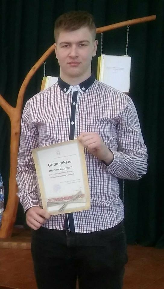 REINIS EIDUKS — Kuldīgā saņemot balvu par iegūto pirmo vietu Edvartam Virzam veltītajā radošo darbu konkursā.
Autors: no Santas Krasovskas albuma