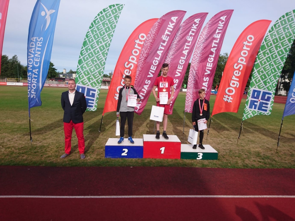 Latvijas čempions. Aksels Vitkovskis-Kaktiņš (vidū) U14 grupas augstlēkšanā ieguva pirmo vietu, otrajā vietā — Martins Līvs no Alūksnes, trešajā — Ralfs Eglītis no Jēkab­-pils.
Autors: no personīgā albuma