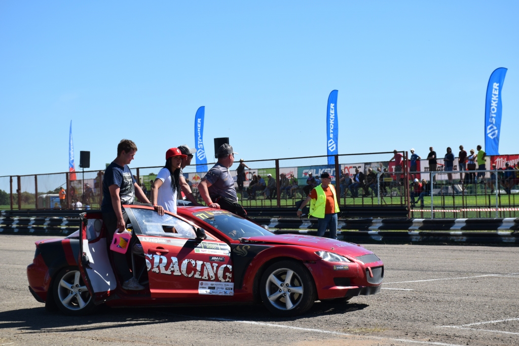 Kluba “Eissracing” braucējiem Aleksejam Kreipānam un Raivim Galviņam ir plaša mehāniķu, palīgu un līdzjutēju komanda, kuru var pazīt pēc vienādajiem pelēkajiem krekliņiem ar dzeltenu uzrakstu.