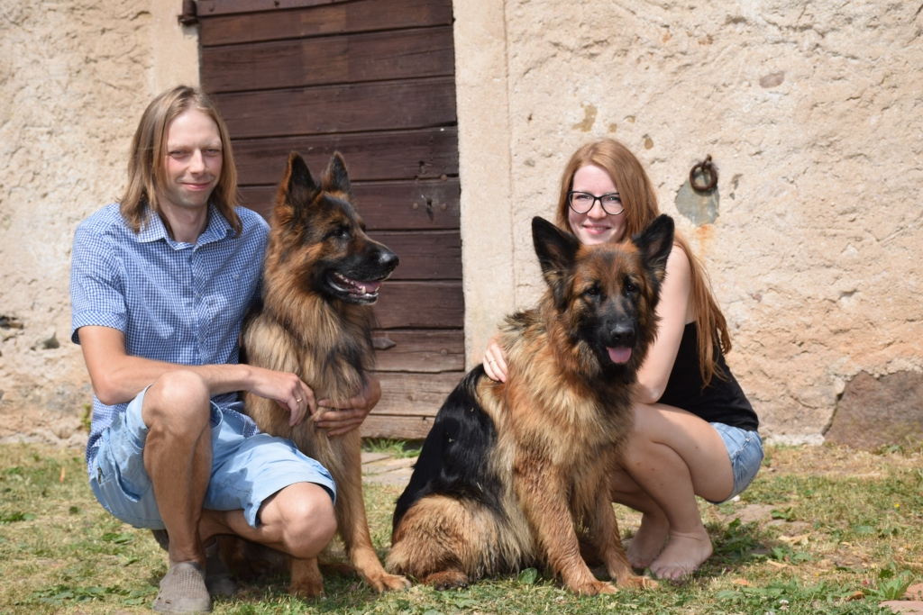 SAVOS LAUKOS Kristīne un Jānis Freimaņi jūtas labi, kaut atzīst, ka šī vieta nekad nebūs gatava. Par lauku idilli nesūdzas arī abi mājas sargi — vācu aitusuņi Motors un Kundze.