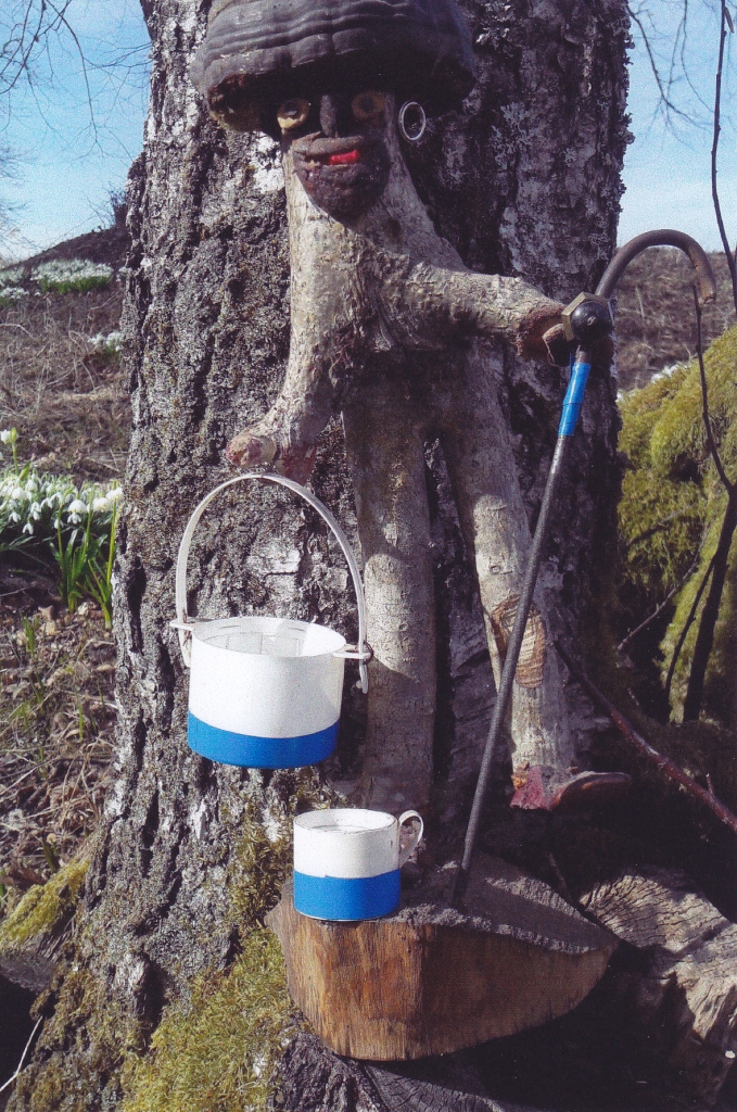 KOKA MIĶELĪTIS. Vīriņš tagad mitinās “Vīlānu” mājās pie avotiņiem un iepriecina gan saimnieci, gan ciemiņus.
Autors: no personīgā albuma