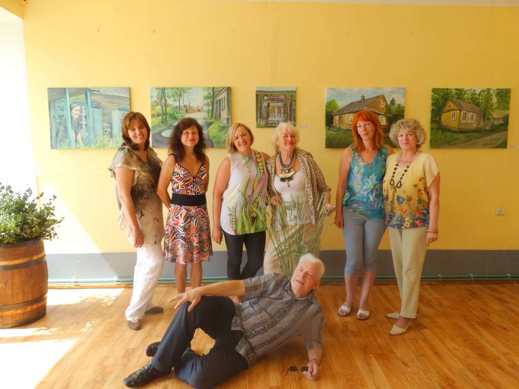 Plenēra noslēguma izstāde Subates kultūras nama izstāžu zālē. Vaira Lejniece (no kreisās), Olga Kolotovkina, Daina Eglīte, Maija Bērziņa, Ingrīda Stivriņa, Ināra Ozoliņa un centrā pirmajā rindā Oskars Jansons.
Autors: no V. Lejnieces albuma