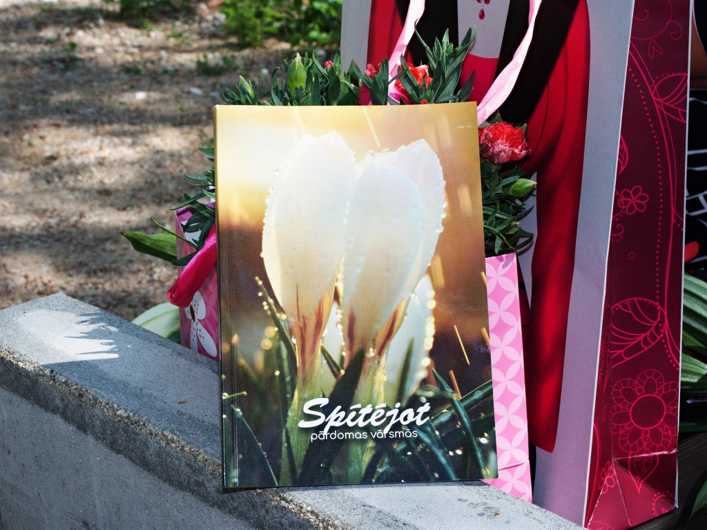 PĀRDOMAS VĀRSMĀS. Krājumā ir arī vietalvietes Inetas Brašus darbi.
Autors: Uldis Ērglis