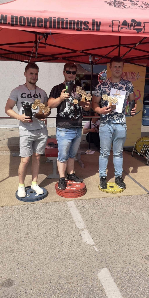 Juniroru grupas labākie absolūtajā vērtējumā — Oļegs Kudrjavcevs (vidū), Lauris Pojasņikovs (no kreisās) un Helvijs Kamss no Gulbenes.
Autors: no personīgā albuma