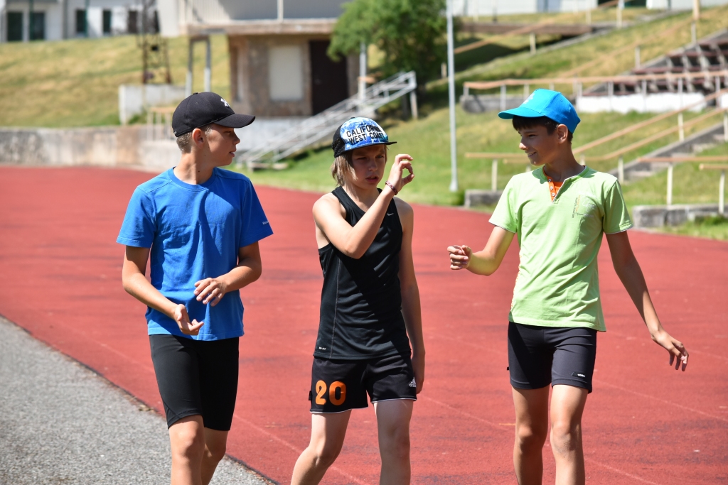 Puiši iesildās. U14 grupas medaļu ieguvēji — Armands Cinis (no kreisās), Arvis Ozoliņš un Eduards Soroka.