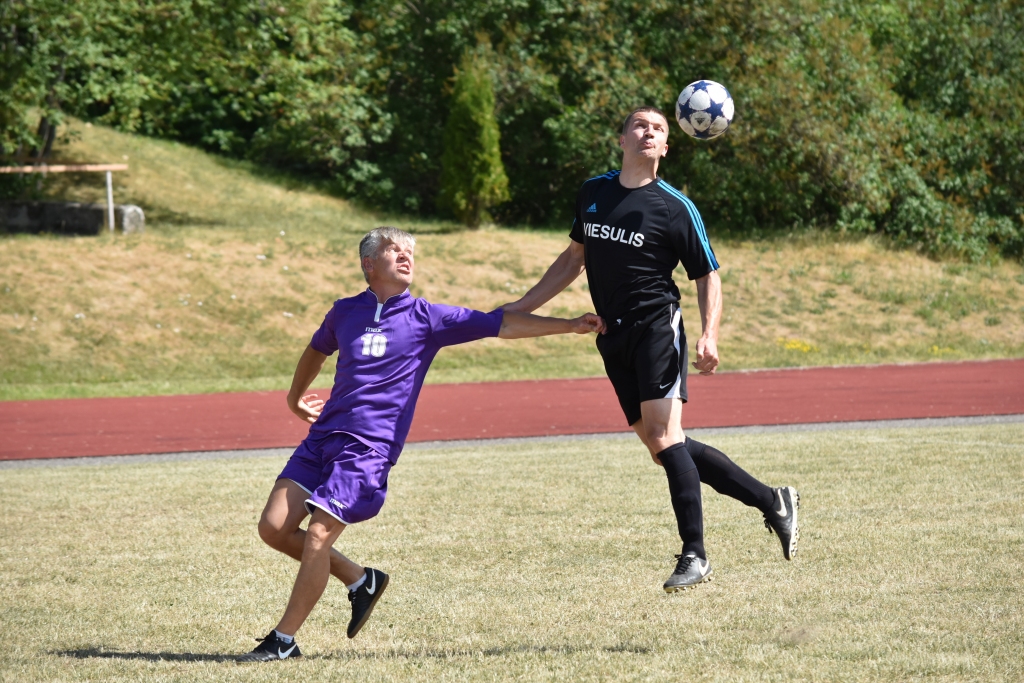 Mirklis no turnīra pirmās spēles. Aizkraukles futbolisti sacensībās neieguva medaļas, taču laukumā braši cīnījās un sagādāja pretiniekiem galvassāpes.
