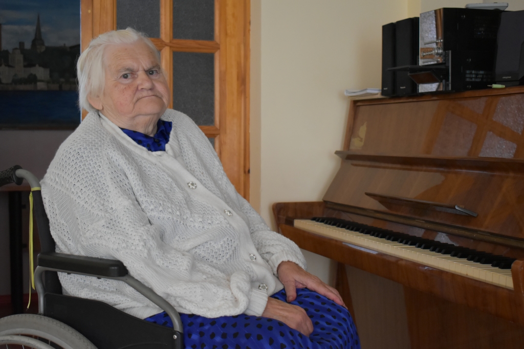 Jau sesto gadu Ilgas ikdiena aizrit ratiņkrēslā. “Kad biju maza, tēvs cēla māju un teica, ka man būs sava istaba, tajā būs klavieres un meitai jāmācās spēlēt. Tomēr klavieres tā arī nenopirka.”