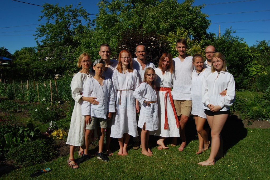 GATAVOJOTIES SAULGRIEŽIEM, katrs uzvelk baltu linu kreklu.
Autors: no ģimenes albuma