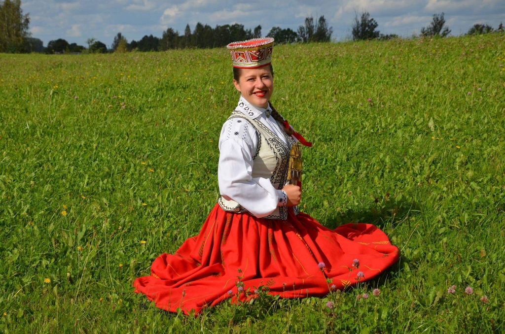 Daiļa, daiļa līgotāja. Aizkraukliete Irita Savčenko savā Nīcas tautastērpā.