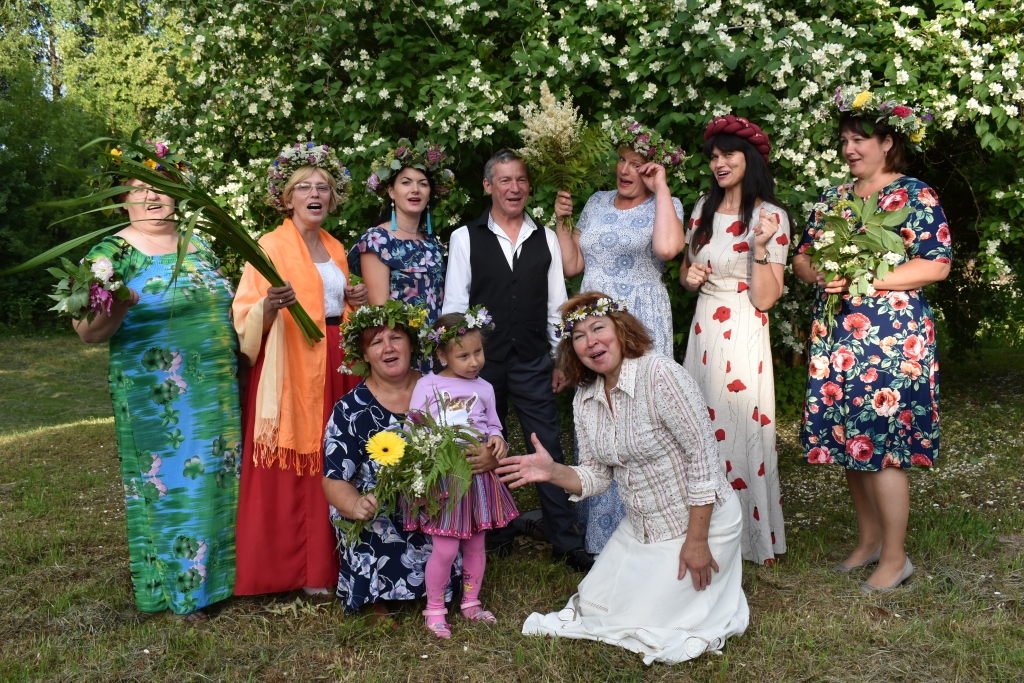 Ar skanīgu “līgo!”. Priekšplānā (pirmajā rindā no labās) — vadītāja Silvija Tomaševska.