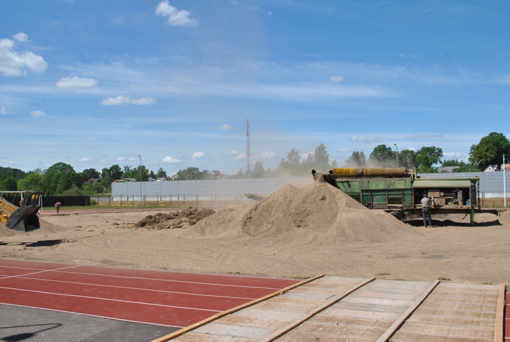 DARBS JĀVEIC NO JAUNA. Pļaviņu novada ģimnāzijas stadions atkal slēgts apmeklētājiem, jo būvnieki tur labo savas kļūdas.