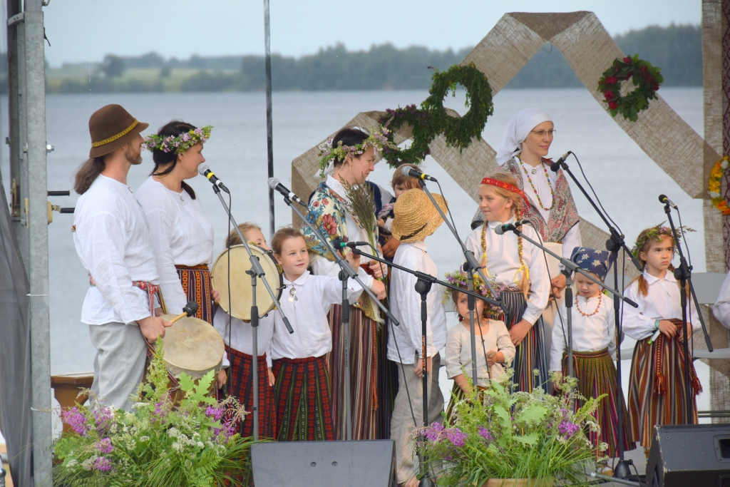 Saule virs mums, zeme zem kājām, mātes dziesma sirdī — pasaule griežas — Jāņu laiks klāt! Svētku noskaņās koncertēja visi pasākuma dalībnieki. Daudzi vecāki muzicēja kopā ar saviem bērniem, paši mazākie vēl bija zīdaiņa vecumā.