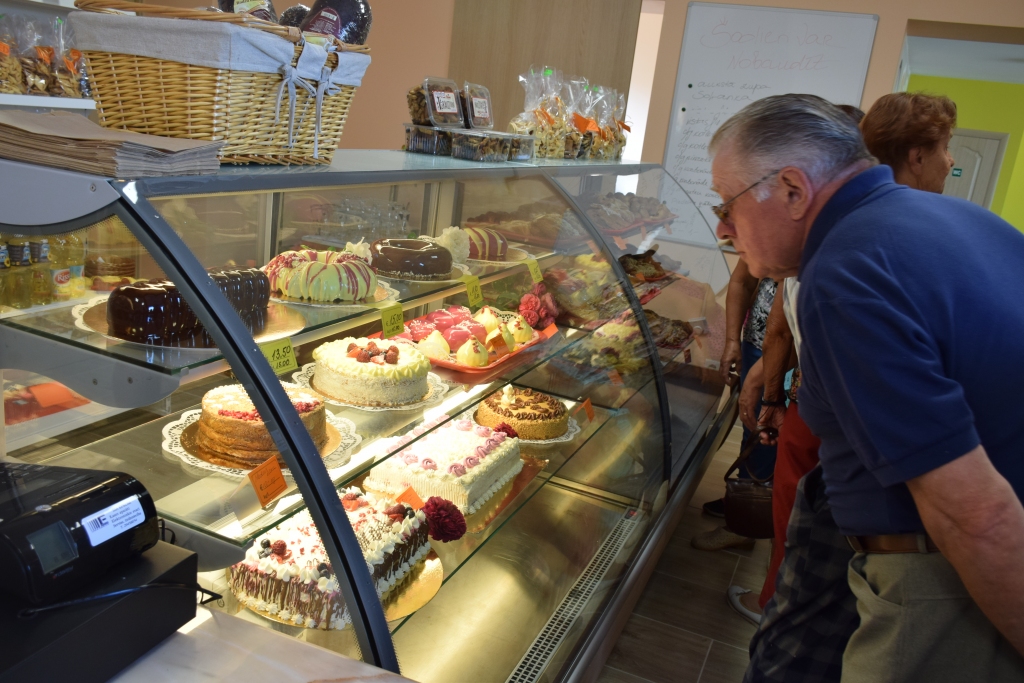 Pirmā diena. Veikala-kafejnīcas “Romantika” atvēršana vasarnīcu rajonā Aizkrauklē “Ziedu” iedzīvotājiem ir patīkams jaunums.