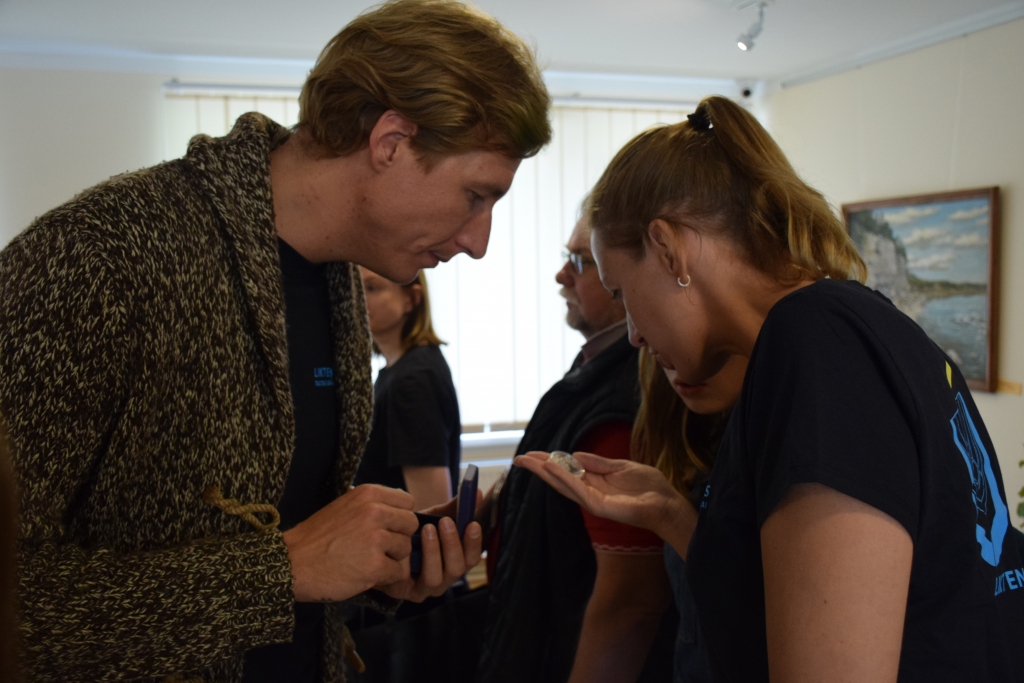 VĒRTĪGS PIRKUMS. Pēc svinīgā pasākuma klātesošie steidza iegādāties Likteņdārza monētu, un pirmie, kuriem tas izdevās, ar interesi pētīja smalkās detaļas.