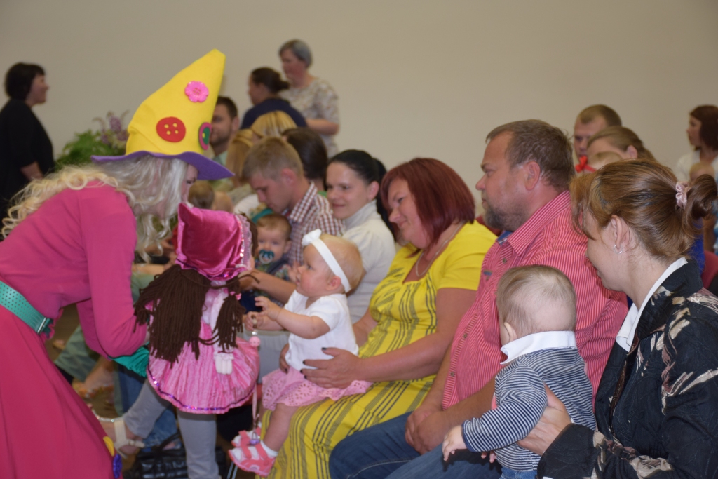 Mazie ķipari ar interesi sekoja līdzi rūķu piedzīvojumiem Čučumuižā, kas risinājās uz skatuves, un labprāt sasveicinājās ar mīlīgajām rūķu lellītēm.