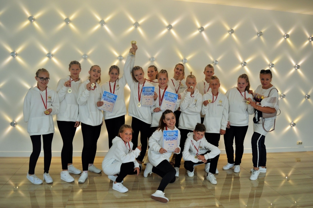 Sezonu noslēdz ar uzvaru.
Autors: no deju grupas “Crystal”