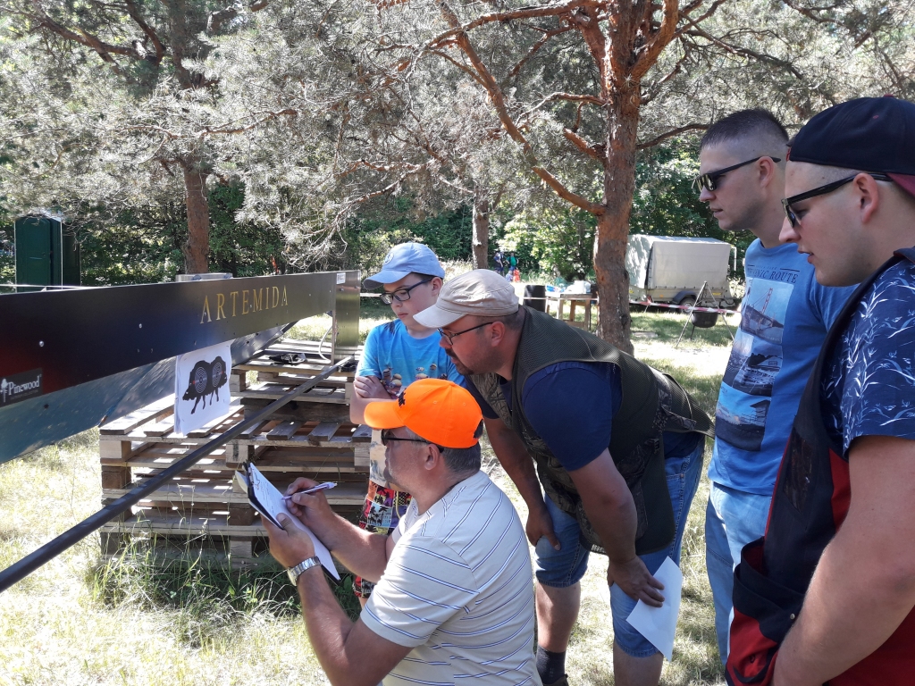 Pieredzējušais mednieks Gints Grigorovičs (trešais no labās) novērtē savus šaušanas rezultātus.
Autors: Lauma Zīle