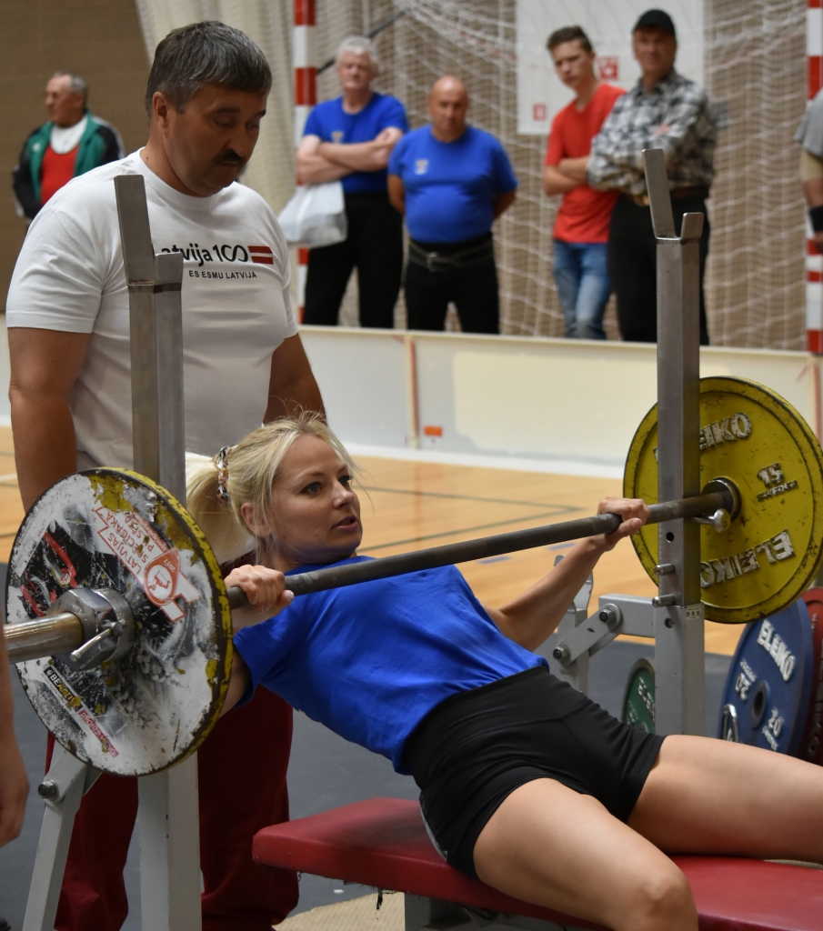 Tu to vari! Trenera un sacensību galvenā tiesneša Jurija Ivaņušina uzmundrināta, pie svaru stieņa ķeras aizkraukliete Natālija Lapuha.