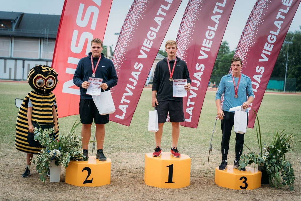 Ātrākie 5 km skrējēji. Matīss Kupcis no Neretas (vidū), aizkrauklietis Sergejs Trokmanis (no kreisās) un Kristaps Bruners no Siguldas.
Autors: no personīgā albuma