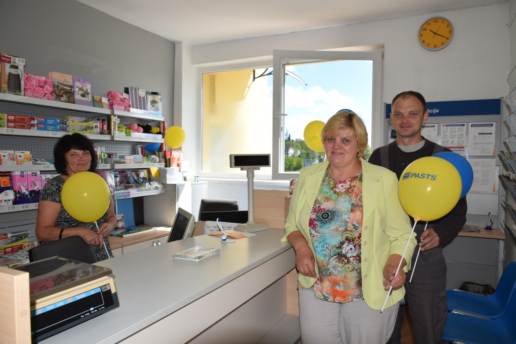 APMEKLĒTĀJUS SAGAIDA SMAIDOT. Daudzevas pasta nodaļas vadītāja Velga Slaktere (no kreisās) un daudzesieši Elita un Vitālijs pasta nodaļas pirmajā darbdienā “Pagastmājā”.