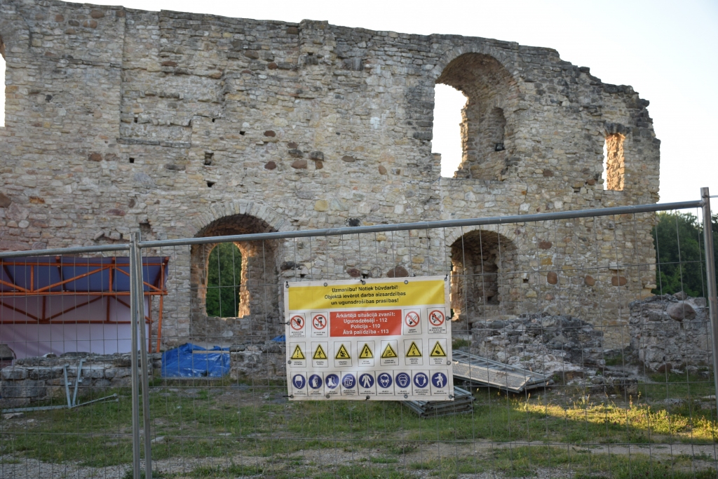 SASTATNES UN IEŽOGOJUMI. Kokneses pilsdrupās šovasar rit vērienīgi darbi, apmeklētājiem jāsamierinās ar neērtībām.
Autors: Agita Grīnvalde-Iruka