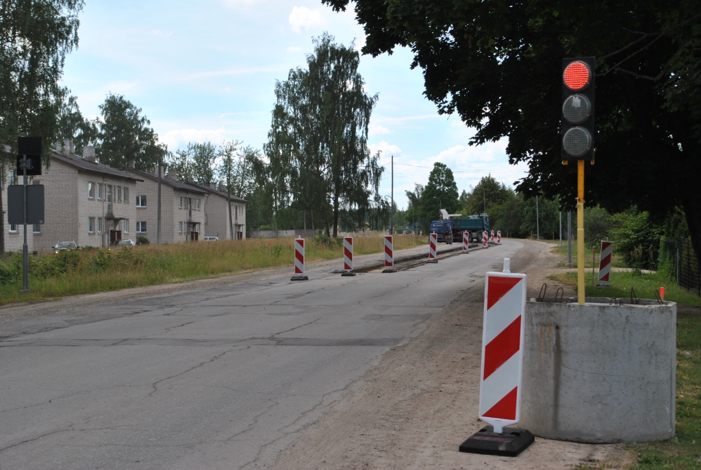 BŪS NEĒRTĪBAS. Remonta laikā cilvēkiem jāņem vērā satiksmes ierobežojumi ielas posmos.