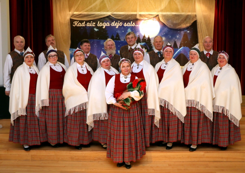 PIEREDZĒJUŠI DEJOTĀJI. Senioru deju kolektīvs “Aizkrauklis” kopā ar vadītāju Initu Vilciņu.
Autors: no deju kolektīva “Aizkrauklis”