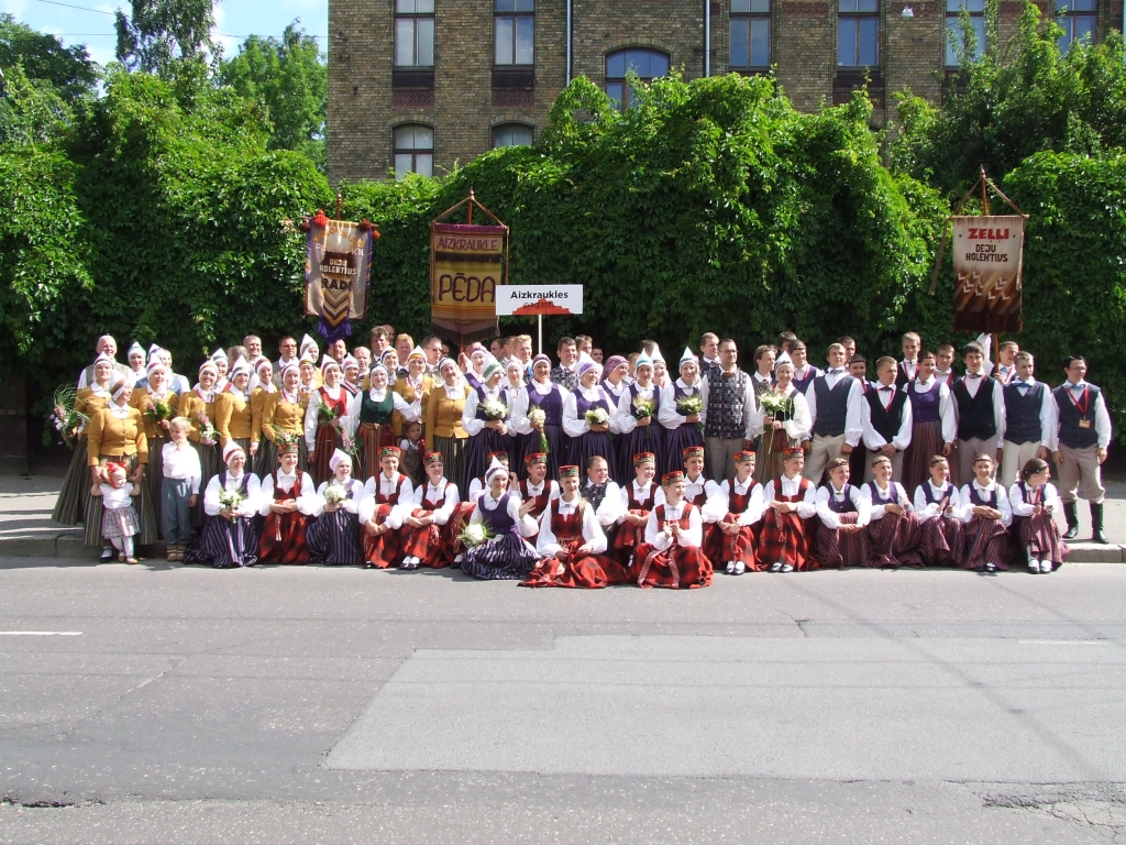 VISI ČETRI KOPĀ. Kopbilde, kurā ir vidējās paaudzes deju kolektīvi “Pēda”, “Radi”, jauniešu deju kolektīvi “Zeļļi” un “Pēda”.
Autors: no Unas Stakles albuma