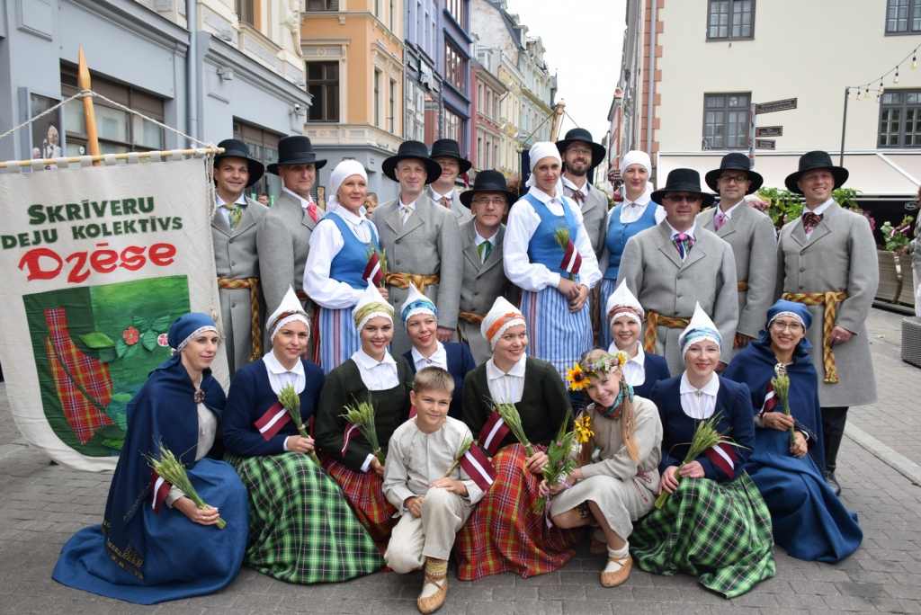 Staltie VĪRi un SIEVas. Skrīveru vidējās paaudzes deju kolektīvs “Dzēse”.