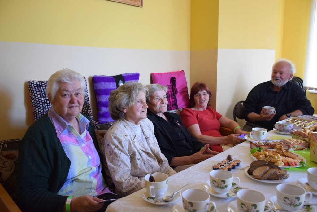 Skolotāji un audzēkne. Elizabete Mangule (no kreisās), Helēna Graudumniece, Mirdza Zommere, Ilona Bartkeviča un Klāvs Zommers.