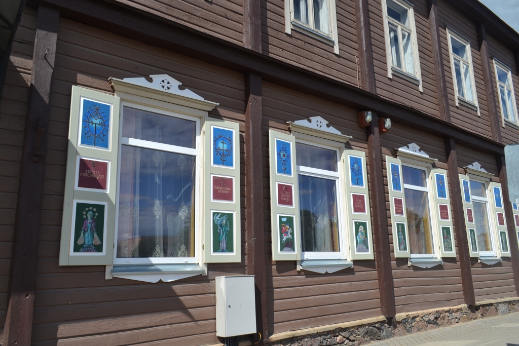 PILSĒTAS VIZĪTKARTE — apgleznotie slēģi.