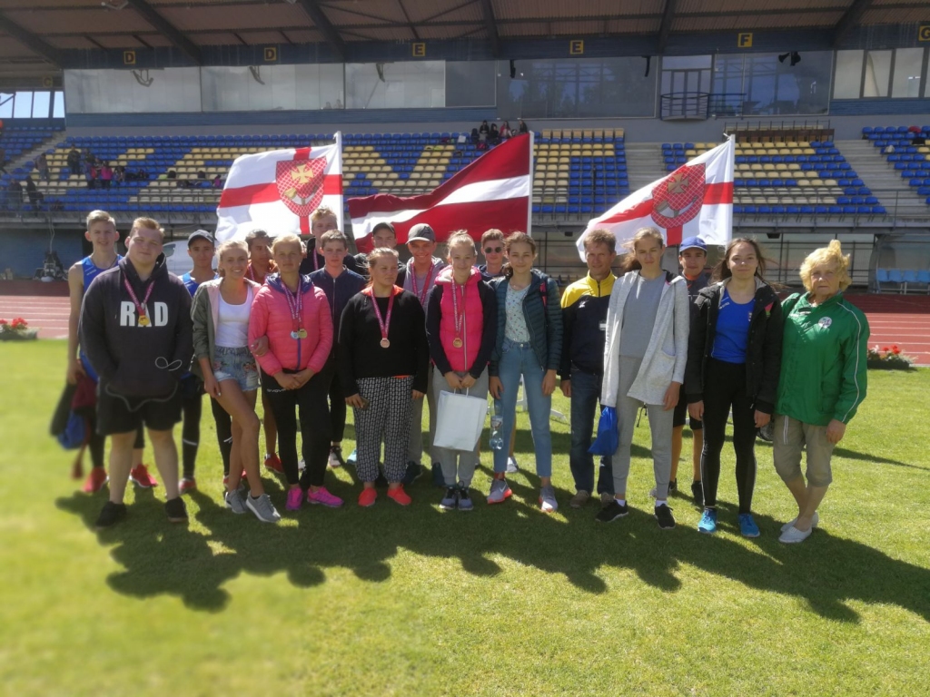 Aizkraukles novada sporta skolas treneri un audzēkņi Latvijas vieglatlētikas U16 grupas čempionātā.
Autors: no personīgā albuma
