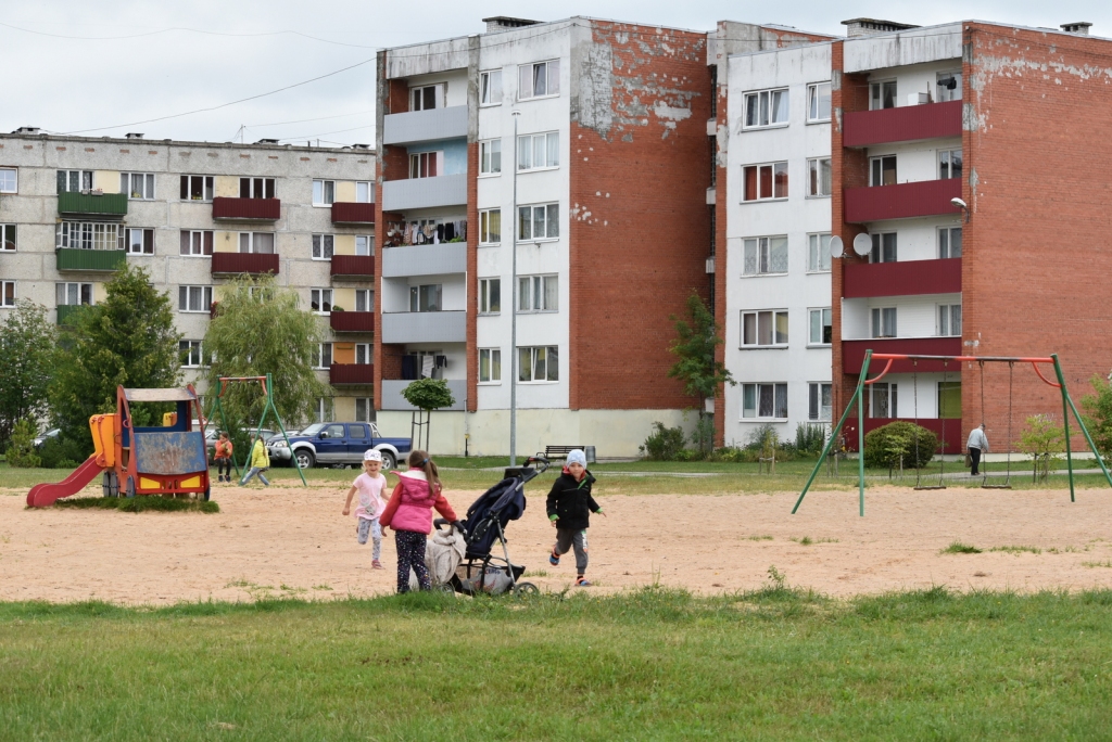 Lielākā daļa rotaļu laukuma ierīču ir demontētas. Atstātas tikai tās, kuras vēl var izmantot.
Autors: Guna Mikasenoka