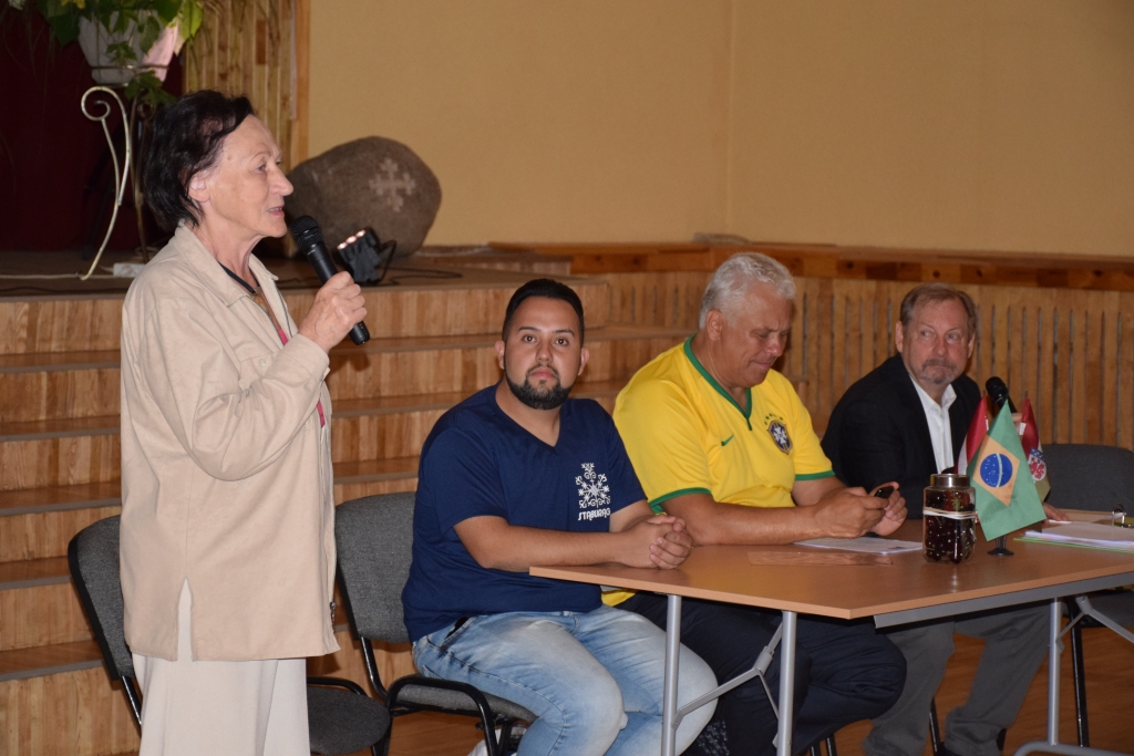 RUNĀ VIENĀ VALODĀ. Rakstniece Māra Svīre (no kreisās) dalās atmiņās par Brazīlijā piedzīvoto. Attēlā arī deju grupas “Staburags” pārstāvis (no kreisās), Brazīlijas—Latvijas draugu kopas pārstāvis Aigars Strauss un Ižui pilsētas latviešu biedrības pārstāvis Armindu Pids.
Autors: Imants Kaziļuns