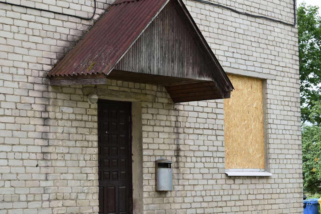 Pēc ugunsgrēka logs aiznaglots ar skaidu plāksni.
Autors: Guna Mikasenoka