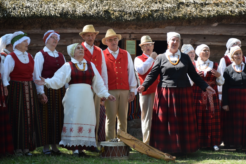 Folkloras dienā “Taisat, tautas, augstas duris!”. Kokneses folkloras kopa “Urgas” Etnogrāfiskajā brīvdabas muzejā Vidzemes sētā izspēlēja uzvedumu, kurā precināja savas meitas vīriem no kopas “Vilki”.