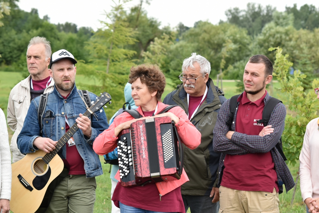 Sibīrijas latviešu folkloras kopas “Daina” vadītāja Raisa Bakanova kopā ar ansambļa dziedātājiem viesošanās laikā Likteņdārzā.