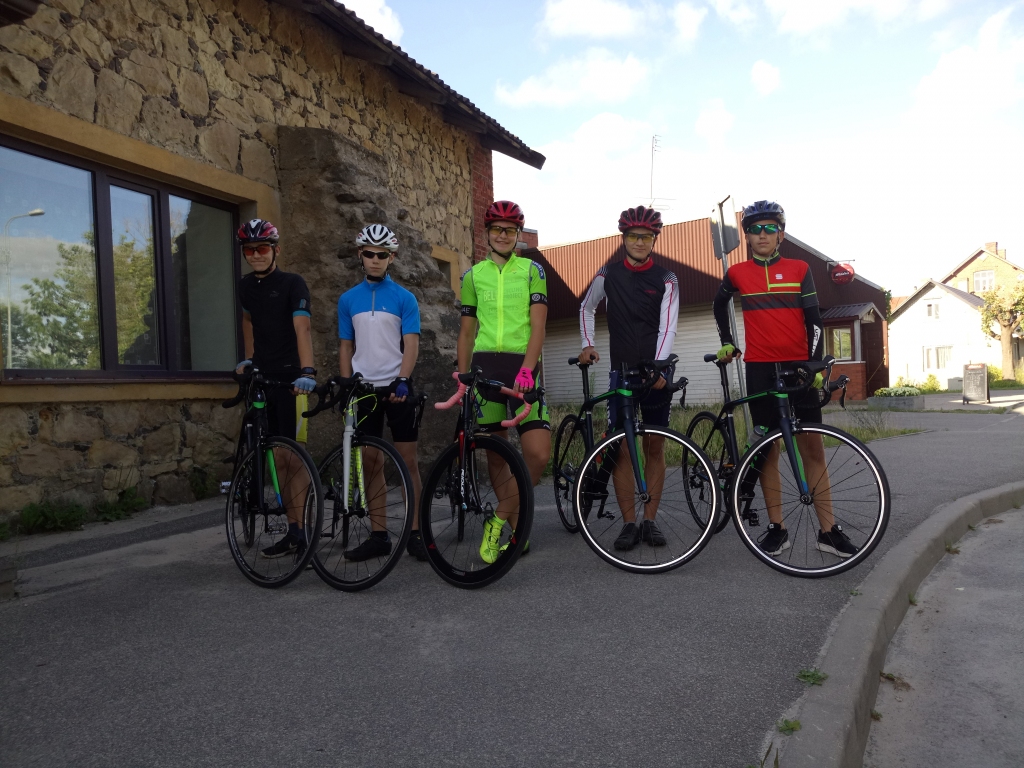 LABS PAPILDINĀJUMS. Sporta kluba jaunieši gandarīti par jauno tehniku.
Autors: no Rolanda Paļugas albuma