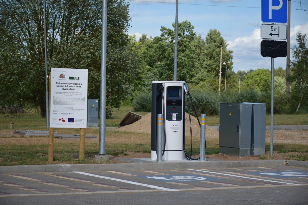 Elektrotransportlīdzekļu uzlādes stacija Koknesē. Šomēnes plānots pieslēgt kopējā sistēmā.
Autors: Agita Grīnvalde-Iruka