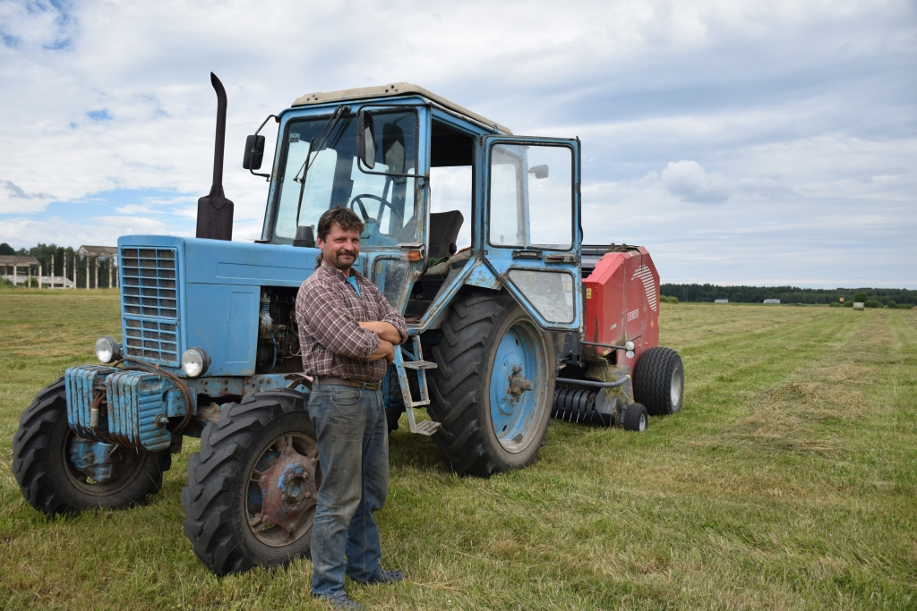 Ar senu, toties drošu tehniku. Aigars Derkačs vairāk nekā 200 ha zemes apstrādei izmanto uzticamo MTZ markas traktoru.