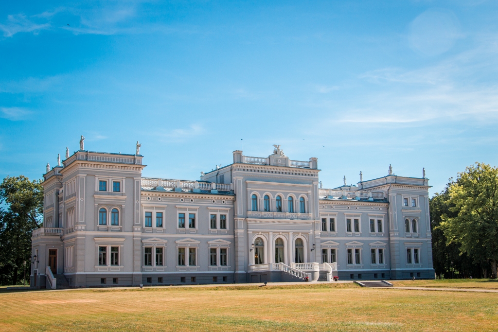 Galvenā.  Kā stāstīja Meteņu muzeja vadītāja — šīs daiļās būtnes lelle ir galvenā šajos svētkos, un katrs to cenšas izgatavot pēc iespējas varenāku. To veda zirga pajūgā, kam piesiets sprigulis. Griežoties tam vajadzēja trāpīt tuvumā esošajiem. Kaut neliels pieskāriens nodrošināja labu gadu līdz nākamajiem Meteņiem. Kuram netrāpīja — tas nevarēs atbrīvoties no utīm.