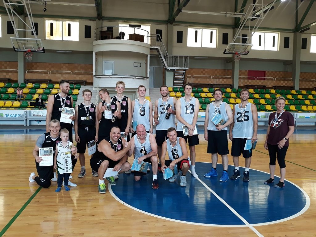 Groza bumbas meistari. Kokneses basketbolisti (tumšajās formās kreisajā pusē) kopā ar ārzemju latviešiem.