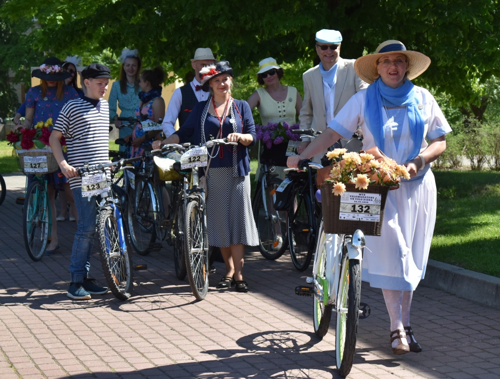 Lai veicinātu riteņbraukšanu, Aizkrauklē tika rīkots pirmais retro velobrauciens, kurā piedalījās arī Aizkraukles novada pašvaldības vadošie darbinieki. Kultūras nama direktori Antu Teivāni tas pamudināja iegādāties divriteni un tagad viņa ar to brauc uz darbu. Tomēr aizkrauklieši atzīst, ka veloinfrastruktūra pilsētā varēja būt labāka, domes darbinieki mierina — drīzumā gaidāmi uzlabojumi.