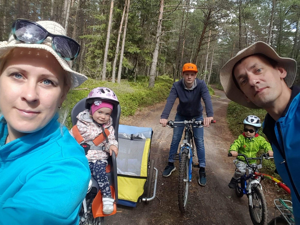 Velomāni. Signe Muceniece kopā ar vīru un trim bērniem izmanto velo novitātes, lai visi kopā dotos izbraucienos.