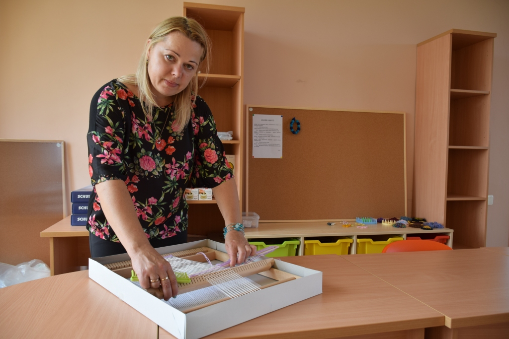 Mācīšu aušanas pamatus, — saka Iveta Muraška, brīvdienu centra izveidotāja Sproģos.